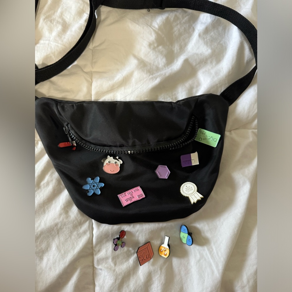 Fanny pack with pins